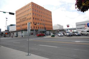 uma rua da cidade vazia com um grande edifício de tijolos em Discovery Inn em Yellowknife