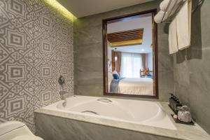 Ванная комната в Aonang Princeville Villa Resort & Spa - GHA WellHotel-Halal Certified, Krabi, Thailand