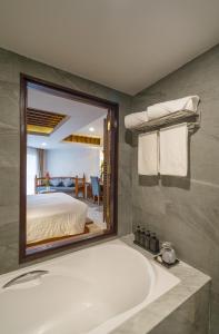 Кровать или кровати в номере Aonang Princeville Villa Resort & Spa - GHA WellHotel-Halal Certified, Krabi, Thailand
