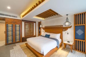 Кровать или кровати в номере Aonang Princeville Villa Resort & Spa - GHA WellHotel-Halal Certified, Krabi, Thailand