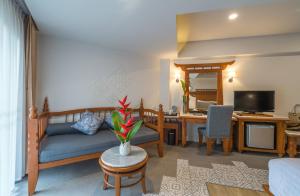 Телевизор и/или развлекательный центр в Aonang Princeville Villa Resort & Spa - GHA WellHotel-Halal Certified, Krabi, Thailand
