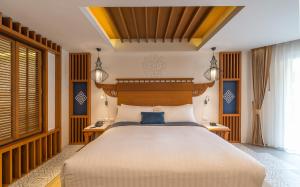 Кровать или кровати в номере Aonang Princeville Villa Resort & Spa - GHA WellHotel-Halal Certified, Krabi, Thailand