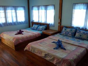 Voodi või voodid majutusasutuse Koh Mak Green View Resort toas