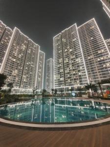 Piscina de la sau aproape de BOM HOMES -VINHOMES SMART CITY- COZY APARTMENt