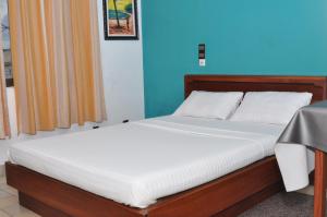Un pat sau paturi într-o cameră la Résidence Hotel le soleil