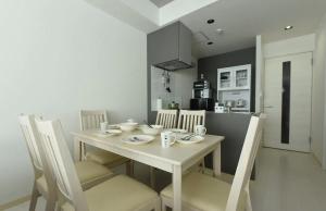Biały stół i krzesła w kuchni w obiekcie Hills Garden Hondori / Vacation STAY 7586 w mieście Sapporo