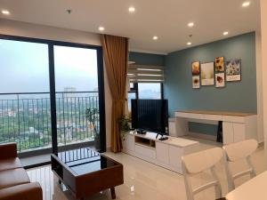 Un televizor și/sau centru de divertisment la BOM HOMES -VINHOMES SMART CITY- COZY APARTMENt