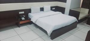 เตียงในห้องที่ Hotel Apex Inn