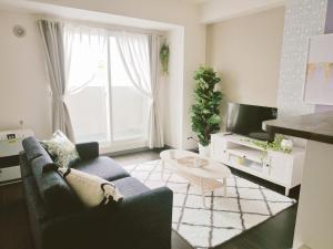 sala de estar con sofá y TV en Suncourt Hondori Garden Hills / Vacation STAY 7584, en Sapporo