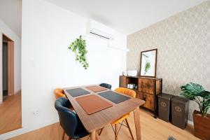 a dining room with a table and a mirror at Sapporo - Apartment - Vacation STAY 7939 in Sapporo