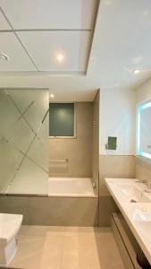 A bathroom at SITARA HOTEL APARTMENT