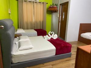 Postel nebo postele na pokoji v ubytování Samudera Hotel