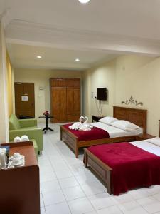 Una cama o camas en una habitación de Samudera Hotel
