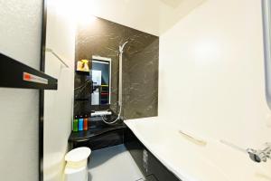 小樽市にあるD plus one doors - Vacation STAY 88116の白いトイレと洗面台のあるバスルーム +37枚の写真