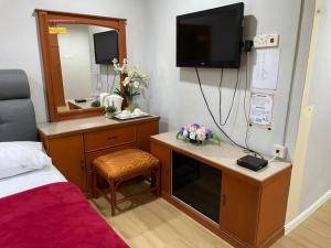 TV a/nebo společenská místnost v ubytování Samudera Hotel