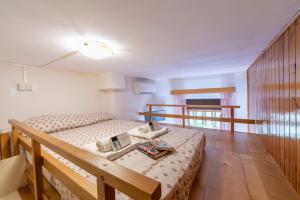 een slaapkamer met een bed en een bureau. bij Casa di Paolo 50m from beach - Happy Rentals in Letojanni