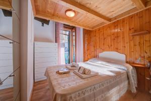 een slaapkamer met een bed met twee schoenen erop bij Casa di Paolo 50m from beach - Happy Rentals in Letojanni