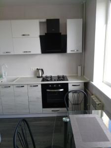 Een keuken of kitchenette bij Apartment on Klochkovskaya 152a