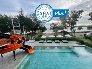 Bazén v ubytování Maneetel Krabi Beachfront-SHA Plus nebo v jeho okolí