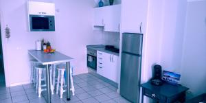 
A kitchen or kitchenette at Rocas del Mar Apartment
