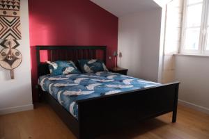 Tempat tidur dalam kamar di Le Villemarais, site d'exception
