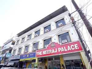 ein Gebäude mit einem Schild für den meena-Palast in der Unterkunft The Neeraj Palace in Rishikesh