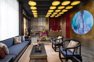 廣州的住宿－广州永庆坊瞻云精选酒店，客厅配有蓝色的沙发和椅子