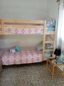 Łóżko lub łóżka piętrowe w pokoju w obiekcie GREEN VILLAGE. TONY FRÍAS.