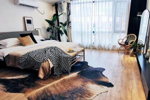 sypialnia z dużym łóżkiem i drewnianą podłogą w obiekcie Thirty One w mieście Zhangjiajie