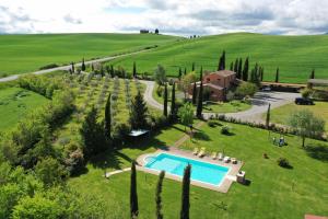 una vista aérea de una finca con piscina en Agriturismo Marinello, en Pienza