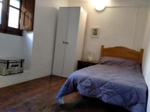 1 dormitorio con 1 cama con edredón azul en La Borda de Quevedo en Biescas
