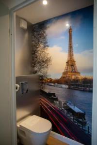 une salle de bains avec une photo de la tour Eiffel dans l'établissement LES 2 LIONS moderne confort proche transports, à Tours