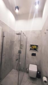 La salle de bains est pourvue d'une cabine de douche et de toilettes. dans l'établissement Apartament w stylu loft, à Jelenia Góra