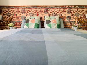 una camera da letto con un grande letto con cuscini di ⭑ Sea views + private beach. What else? ⭑ a Tossa de Mar