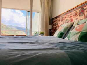 濱海托薩的住宿－⭑ Sea views + private beach. What else? ⭑，一间卧室设有一张大床和大窗户