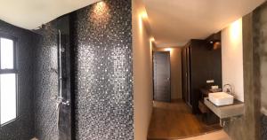 ein Badezimmer mit Dusche und Waschbecken in der Unterkunft High Life Villas in Salad Beach