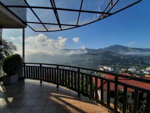 Vista generica sulle montagne o vista sulle montagne dall'interno della stanza in casa privata