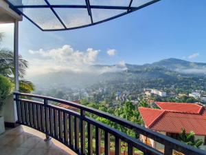 Vista generica sulle montagne o vista sulle montagne dall'interno della stanza in casa privata