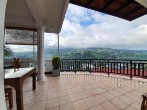 Vista generica sulle montagne o vista sulle montagne dall'interno della stanza in casa privata