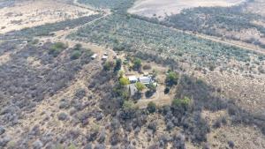 eine Luftansicht eines Hauses in der Mitte eines Feldes in der Unterkunft Roode Bloem Farm House in Graaff-Reinet