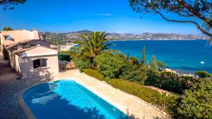 Foto dalla galleria di LUXUEUSE VILLA, INCROYABLE VUE MER, PISCINE a Sainte-Maxime