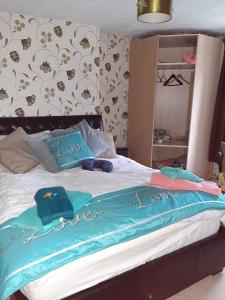 łóżko z ręcznikami w sypialni w obiekcie Saltcotes Farm w mieście Ulverston