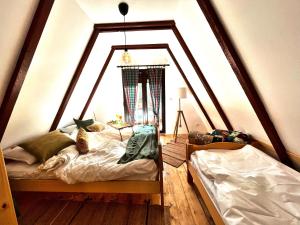 Zimmer mit 2 Betten und einem Fenster in der Unterkunft Kuća na Kopaoniku - Rani mraz in Kopaonik