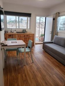 ein Wohnzimmer mit einem Tisch und einem Sofa in der Unterkunft Moonlight Suite Arad צימר אור הירח, ערד in Arad