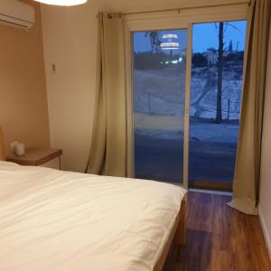 Moonlight Suite Arad צימר אור הירח, ערד客房内的一张或多张床位