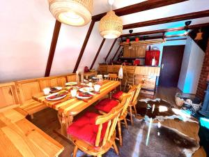 una sala da pranzo con tavolo e sedie in legno di Kuća na Kopaoniku - Rani mraz a Kopaonik