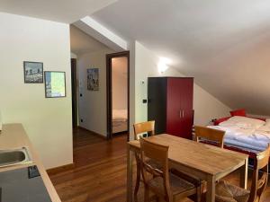 格雷索內伊－拉－特里尼特埃的住宿－Residence Le Marmotte，厨房以及带桌子和床的用餐室。