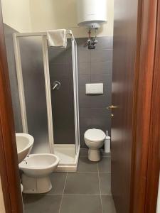 La salle de bains est pourvue d'une douche, de toilettes et d'un lavabo. dans l'établissement Residence Le Marmotte, à Gressoney-La-Trinité