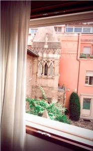 une fenêtre avec vue sur un bâtiment dans l'établissement Hotel Giulio Cesare, à Rimini