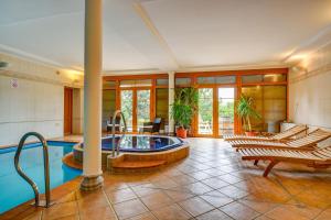a large room with a hot tub in the middle at Ranč Kostelany in Kroměříž